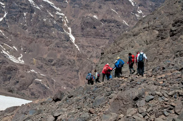 Group descending from summit of mountain — Stock Photo, Image