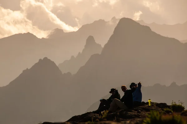 Team looking out at Kilimanjaro — Stock Photo, Image