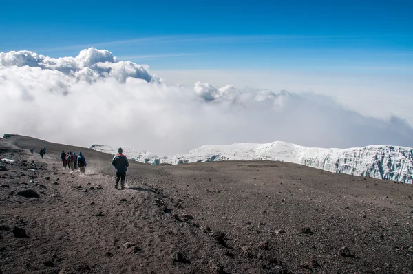 Group descending from summit of Kilimanjaro — Stock Photo, Image