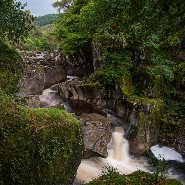 コールダー スコットランド近くのブラックリン滝 — ストック写真