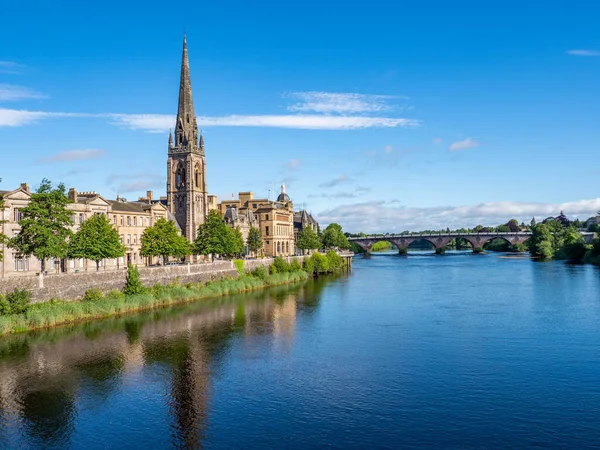 Matthews Church Återspeglas Floden Tay Perth Skottland Storbritannien — Stockfoto