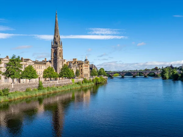 Kościół Mateusza Odzwierciedlony River Tay Perth Szkocja Zdjęcie Stockowe