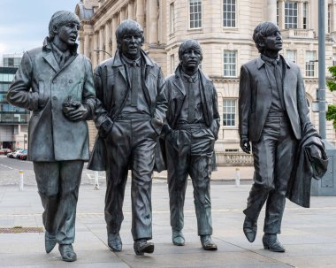 Liverpool, Birleşik Krallık 2 Haziran 2022 Liverpools Pier Head rıhtımında dikilen Beatles 'ın Bronz heykeli, Andrew Edwards tarafından yapıldı.