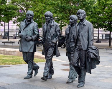 Liverpool, Birleşik Krallık 2 Haziran 2022 Liverpools Pier Head rıhtımında dikilen Beatles 'ın Bronz heykeli, Andrew Edwards tarafından yapıldı.
