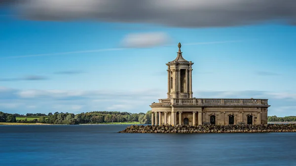 Olhando Através Água Rutland Para Igreja Velha Normanton Leicestershire — Fotografia de Stock