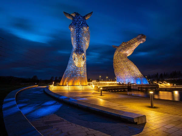 Los Kelpies Ligeros Azul Amarillo Son Esculturas Caballo Metros Altura —  Fotos de Stock