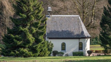 İskoçya 'daki Campsie Glen' deki Schoenstatt Tapınağı Almanya 'daki Schoenstatt türbesinden esinlenilmiştir..