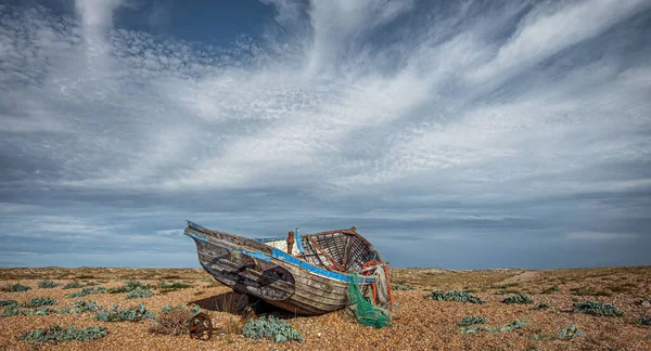 Shingle Beach Dungeness Headland Kent Several Old Abondoned Fishing Boats — Foto Stock