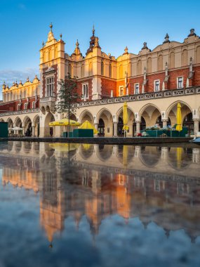Polonya 'nın Krakow şehrinin ana meydanındaki Sukiennice Giyim Salonunun yansımaları.