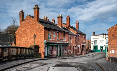Black Country Yaşam Müzesi 'nde Viktorya dönemi köy sokağı, Dudley..