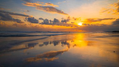 Gün batımı zamanı. Deniz manzaralı arka plan. Parlak güneş ışığı. Güneş ufukta görünüyor. Manzaralı. Gün batımı altın saati. Suda güneş ışığı yansıması. Muhteşem bir manzara. Uzayı kopyala Kelanting Plajı, Bali, Endonezya