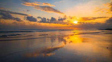 Gün batımı zamanı. Deniz manzaralı arka plan. Parlak güneş ışığı. Güneş ufukta görünüyor. Manzaralı. Gün batımı altın saati. Suda güneş ışığı yansıması. Güzel doğa. Uzayı kopyala Kelanting Plajı, Bali, Endonezya