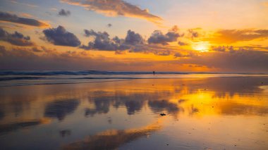 Gün batımı zamanı. Deniz manzaralı arka plan. Parlak güneş ışığı. Güneş ufukta görünüyor. Manzaralı. Gün batımı altın saati. Suda güneş ışığı yansıması. Güzel doğa. Uzayı kopyala Kelanting Plajı, Bali, Endonezya