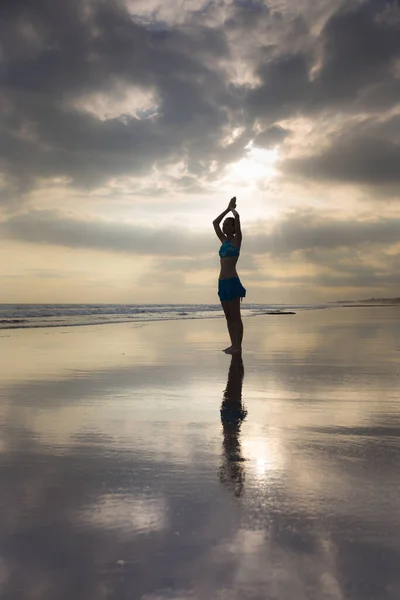 Yoga Strand Bei Sonnenuntergang Schlanke Frau Beim Yoga Asana Stehen — Stockfoto