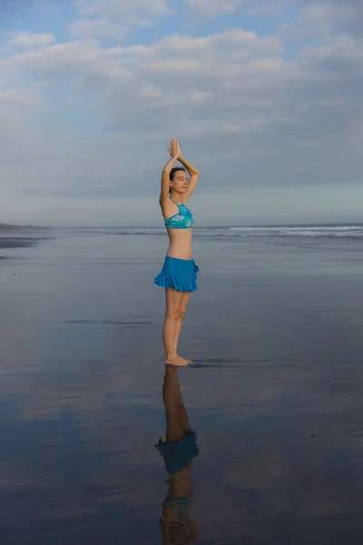 Пляжі Росте Йога Захід Хвильова Жінка Практикує Йогу Стоїть Асані — стокове фото