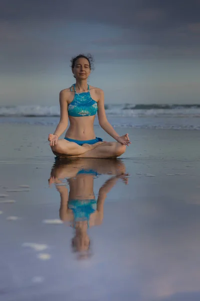 Yoga Strand Auf Bali Lotus Pose Padmasana Hände Gyan Mudra — Stockfoto