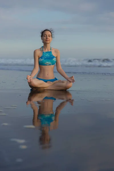 Spiaggia Pratica Yoga Bali Posa Del Loto Padmasana Mani Nel — Foto Stock