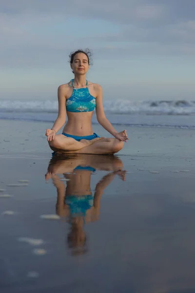 Trénink Jógy Pláži Bali Lotosová Póza Padmasana Ruce Gyan Mudry — Stock fotografie