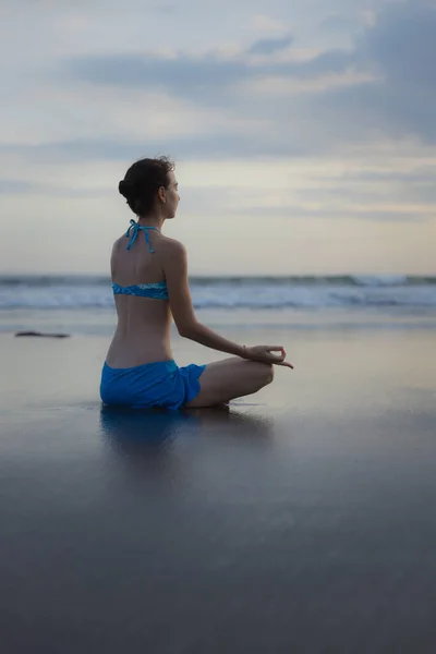 Практика Пляжной Йоги Бали Поза Лотоса Падмасана Руки Гьянской Грязи — стоковое фото