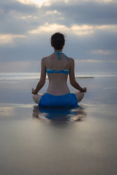 Bali Günbatımı Plaj Yoga Antrenmanı Lotus Pozu Padmasana Eller Gyan — Stok fotoğraf
