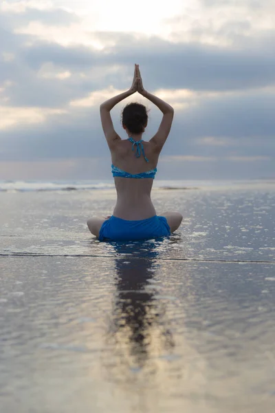 Практика Йоги Пляже Сансет Поза Лотоса Падмасана Руки Мудре Намасте — стоковое фото