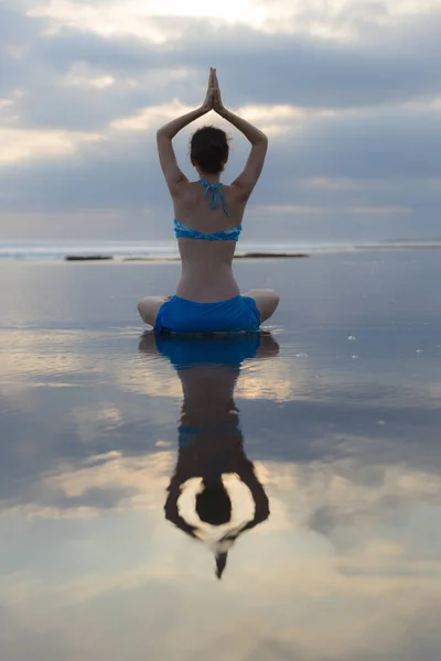 Bali Günbatımı Plaj Yoga Antrenmanı Lotus Pozu Padmasana Eller Namaste — Stok fotoğraf
