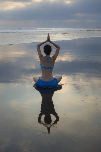 Bali Günbatımı Plaj Yoga Antrenmanı Lotus Pozu Padmasana Eller Namaste — Stok fotoğraf
