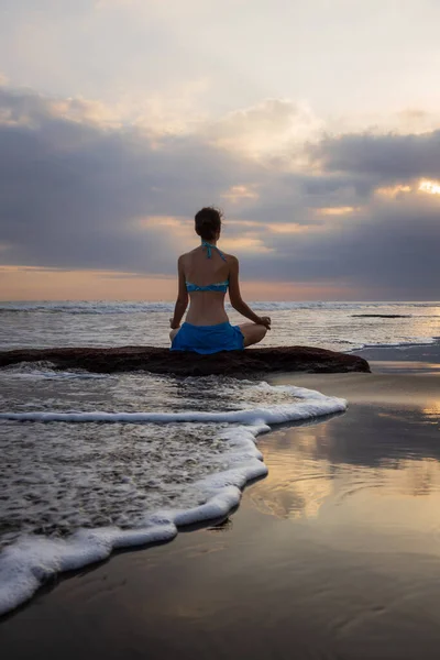 Gün Batımı Yogası Lotus Pozuyla Taşın Üzerinde Oturan Beyaz Kadın — Stok fotoğraf