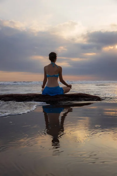 Yoga Pôr Sol Mulher Caucasiana Sentada Pedra Lótus Posar Padmasana — Fotografia de Stock