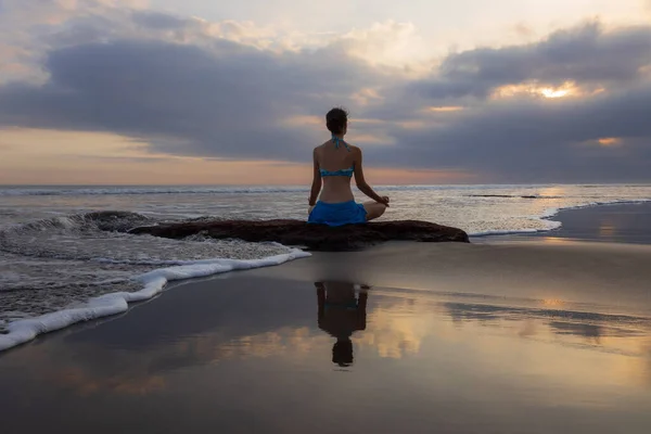 Gün Batımı Yogası Lotus Pozuyla Taşın Üzerinde Oturan Beyaz Kadın — Stok fotoğraf