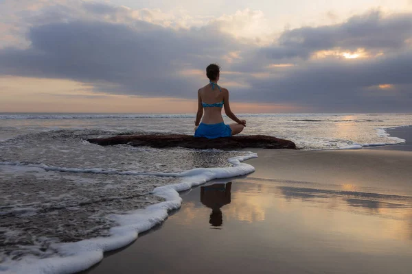 Gün Batımı Yogası Lotus Pozuyla Taşın Üzerinde Oturan Beyaz Kadın — Stok fotoğraf