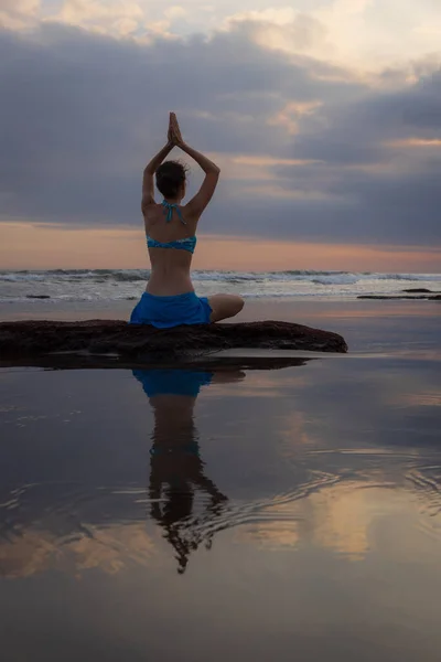 Gün Batımı Yogası Lotus Pozuyla Taşın Üzerinde Oturan Beyaz Kadın — Stok fotoğraf