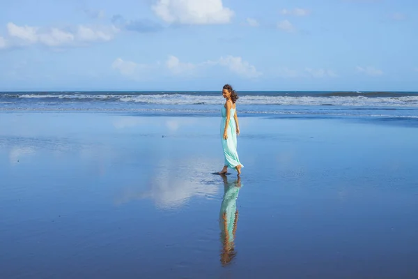 Glücklich Lächelnde Frau Die Barfuß Leeren Strand Spaziert Ganzkörperporträt Schlanke — Stockfoto