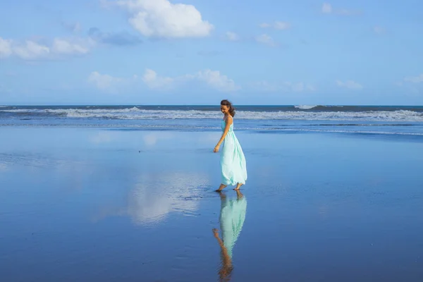 해변을 맨발로 초상화 코카서스 여자긴 드레스를 아시아 에서의 컨셉이야 인도네시아 — 스톡 사진