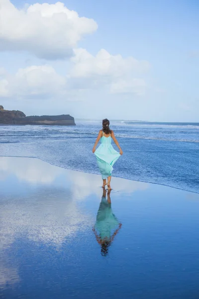 Giovane Donna Piedi Nudi Sulla Spiaggia Sabbia Ritratto Corpo Intero — Foto Stock