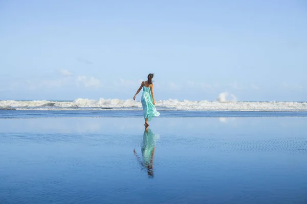 해변을 맨발로 초상화 코카서스 여자긴 드레스를 해변에서 즐거운 시간보내 방학이야 — 스톡 사진