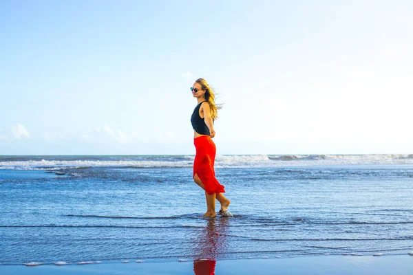 Glückliche Frau Die Barfuß Strand Spaziert Ganzkörperporträt Kaukasische Frau Mit — Stockfoto