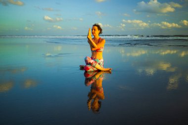 Plaj yogası Gomukhasana Garudasana pratiği yapan çekici bir kadın. Kartal Kollu İnek Yüzlü Poz. Su yansıması. İnce, fit bir vücut. Zen hayatı. Kişisel bakım konsepti. Yoga inzivası. Uzayı kopyala Bali, Endonezya