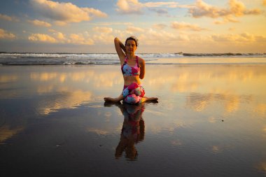 Plaj yogası Gomukhasana pratiği yapan çekici bir kadın. İnek Yüzlü Poz. Ellerini arkada birleştir. Esnek omuz. Su yansıması. Zen hayatı. Kişisel bakım konsepti. Yoga inzivası. Uzayı kopyala Bali, Endonezya