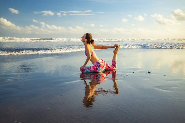 Yoga Spiaggia Donna Che Pratica Eka Pada Rajakapotasana One Legged — Foto Stock
