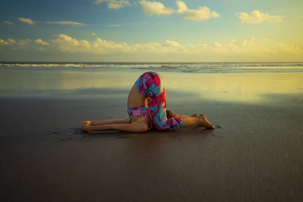 Yoga Praia Mulher Caucasiana Praticando Karnapidasana Postura Pressão Ouvido Joelho — Fotografia de Stock