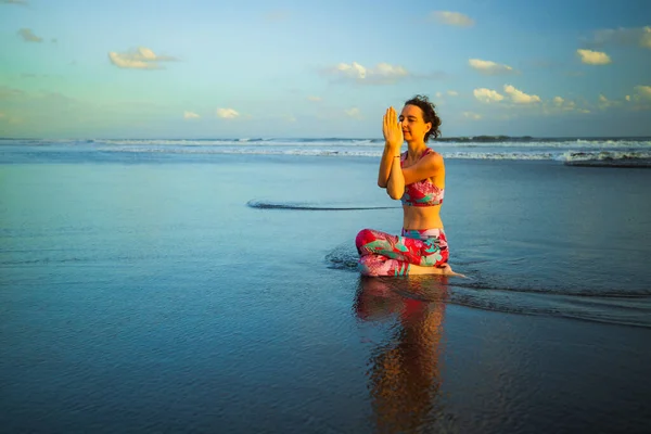 Beach Yoga Attraktive Frau Die Gomukhasana Garudasana Praktiziert Kuhgesicht Pose — Stockfoto