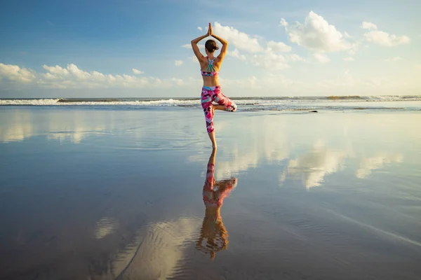 Yoga Buiten Vrikshasana Asana Slanke Vrouw Die Boomposeert Het Strand Stockfoto