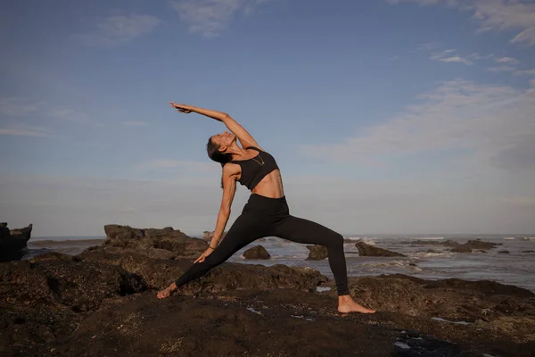 Nce Asyalı Kadın Virabhadrasana Warrior Poz Veriyor Yoga Inzivası Sağlık — Stok fotoğraf