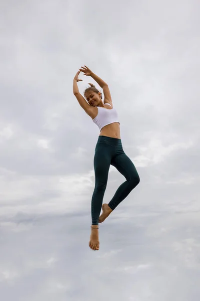 Slim Kafkasyalı Genç Bir Kadın Bulutlu Gökyüzünden Atlıyor Beyaz Kadın — Stok fotoğraf