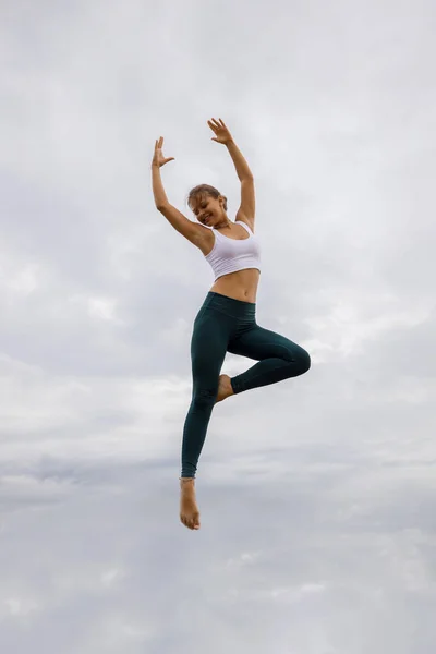Bulutlu Gökyüzünden Atlayan Güzel Genç Bir Kadın Beyaz Kadın Spor — Stok fotoğraf