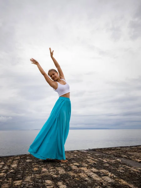 Güzel Bir Kadın Bale Yapıyor Genç Balerin Uzun Mavi Etek — Stok fotoğraf