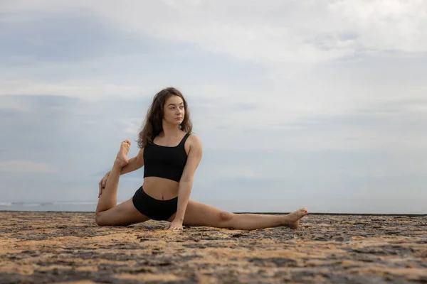 Sportowa Młoda Kobieta Rozdwojoną Nogą Ćwiczenia Rozciągające Plaży Koncepcja Sportu — Zdjęcie stockowe