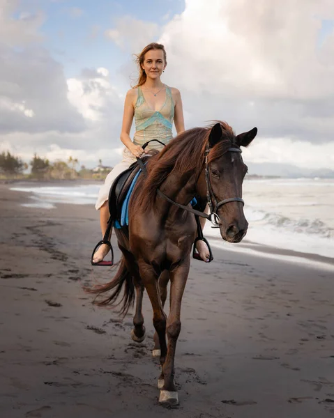 Beautiful Young Woman Riding Horse Beach Outdoor Activities Caucasian Woman — Stock Photo, Image