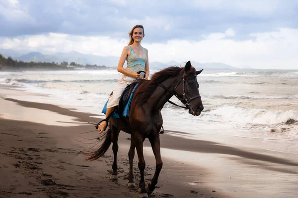 Beautiful Young Woman Riding Horse Beach Outdoor Activities Caucasian Woman — Stock Photo, Image